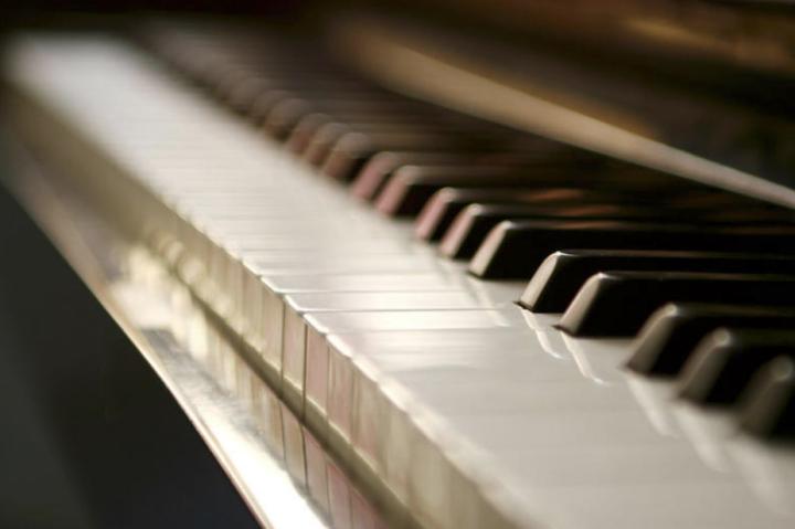 Cours de piano tr\u00e8s sympathiques, de r\u00e9elle qualit\u00e9, de musique classique et\/ou de jazz.