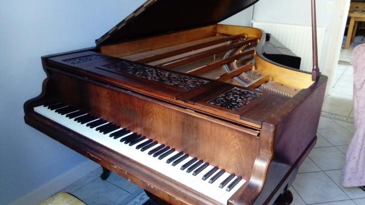 Piano Erard 1885 demi-queue (213x140cm) ; TB \u00e9tat
